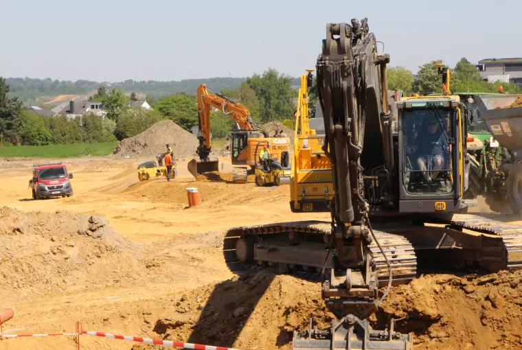 Travaux d'équipement d'un nouveau lotissement à Namur (Belgique). Type de chantier : terrassement, impétrants et voirie